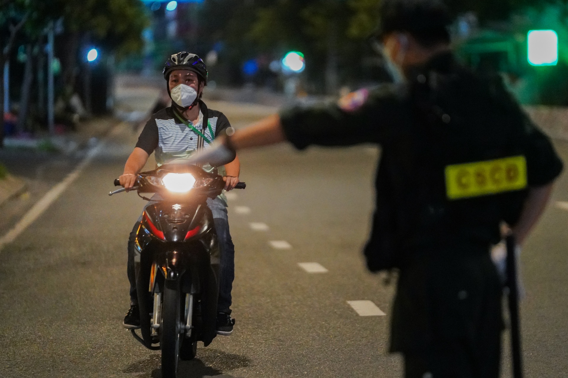 Xử phạt người dân ra đường sau 18h ảnh 3 Xu phat nguoi dan ra duong sau 18h anh 3