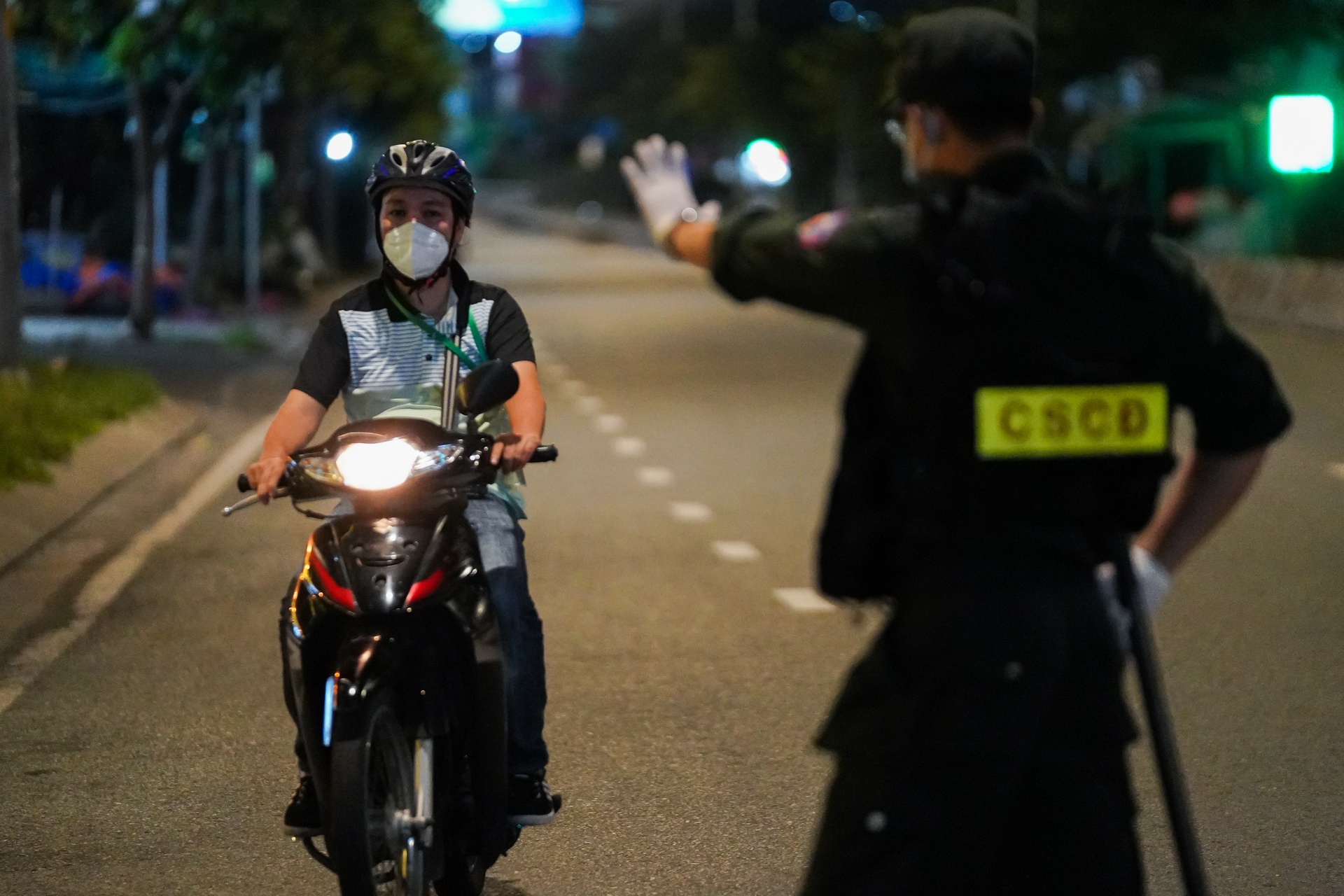 Dem dau tien Cong an TP.HCM kiem tra nguoi ra duong sau 18h hinh anh