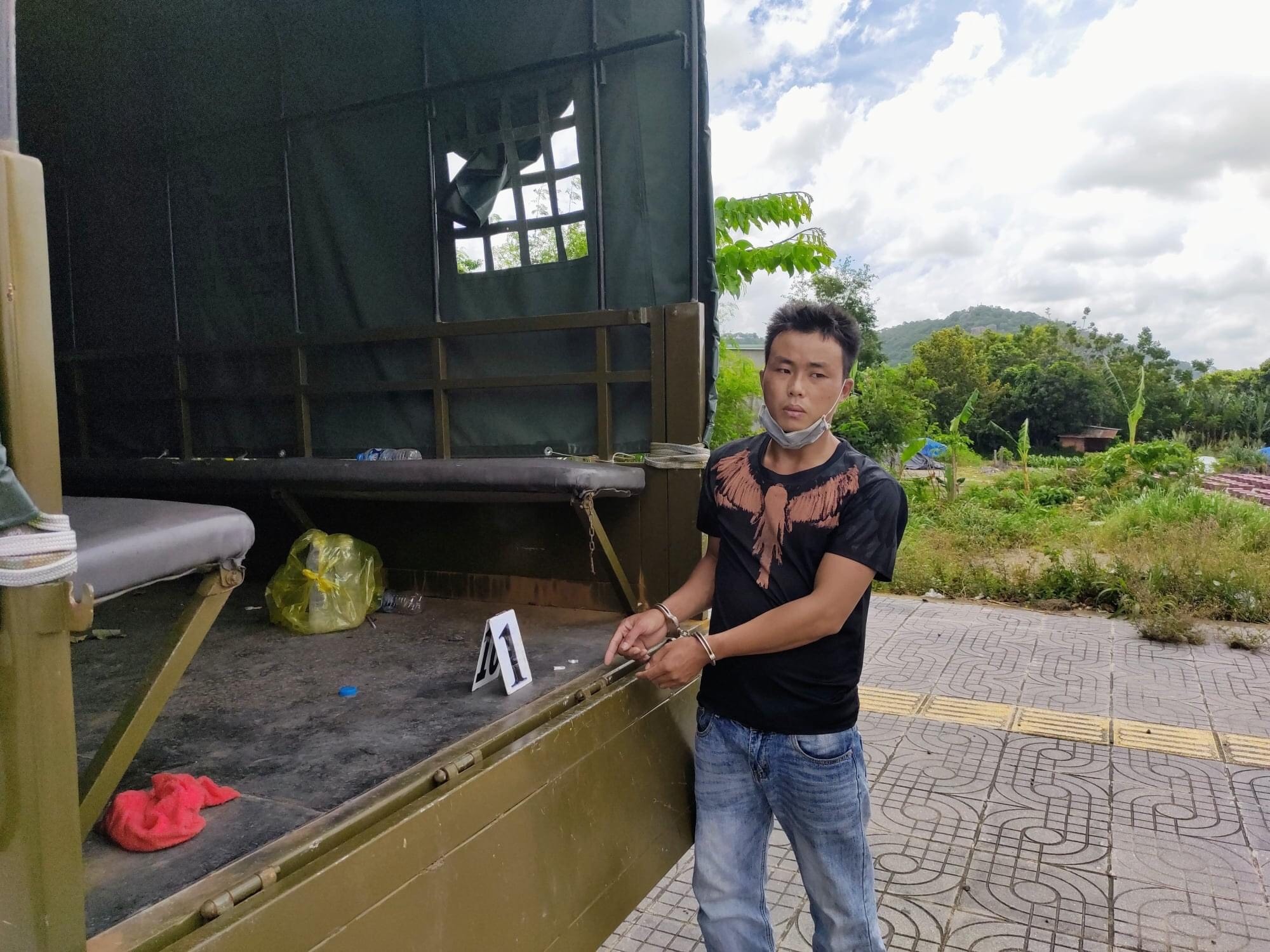 Nem ma tuy vao xe cong an anh 1