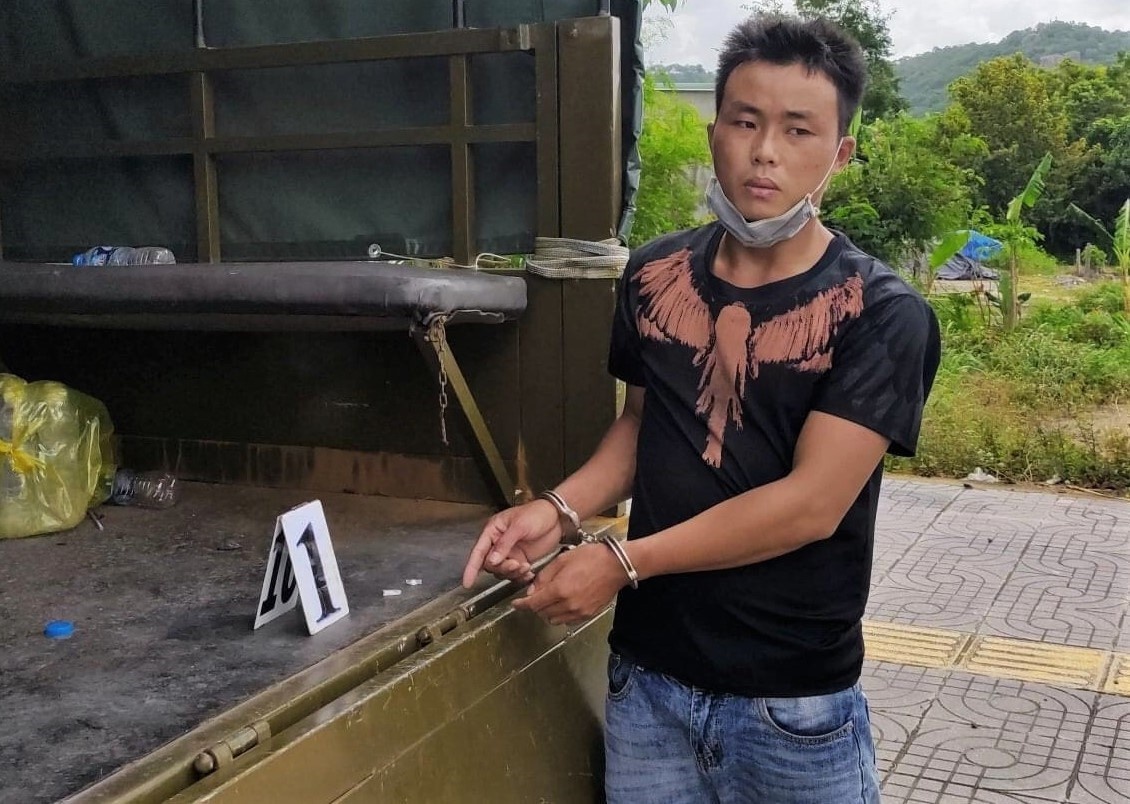 Nem ma tuy vao xe cong an de phi tang hinh anh