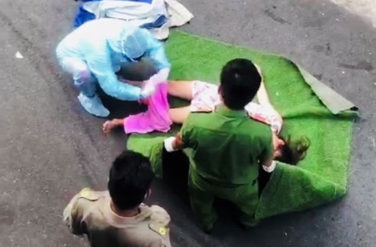 Thong tin bo benh nhan Covid-19 bang bat roi nem len xe la sai su that hinh anh