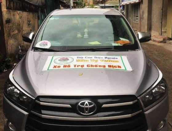 Tai xe dung xe gan mac thien nguyen de cho khach roi TP.HCM hinh anh