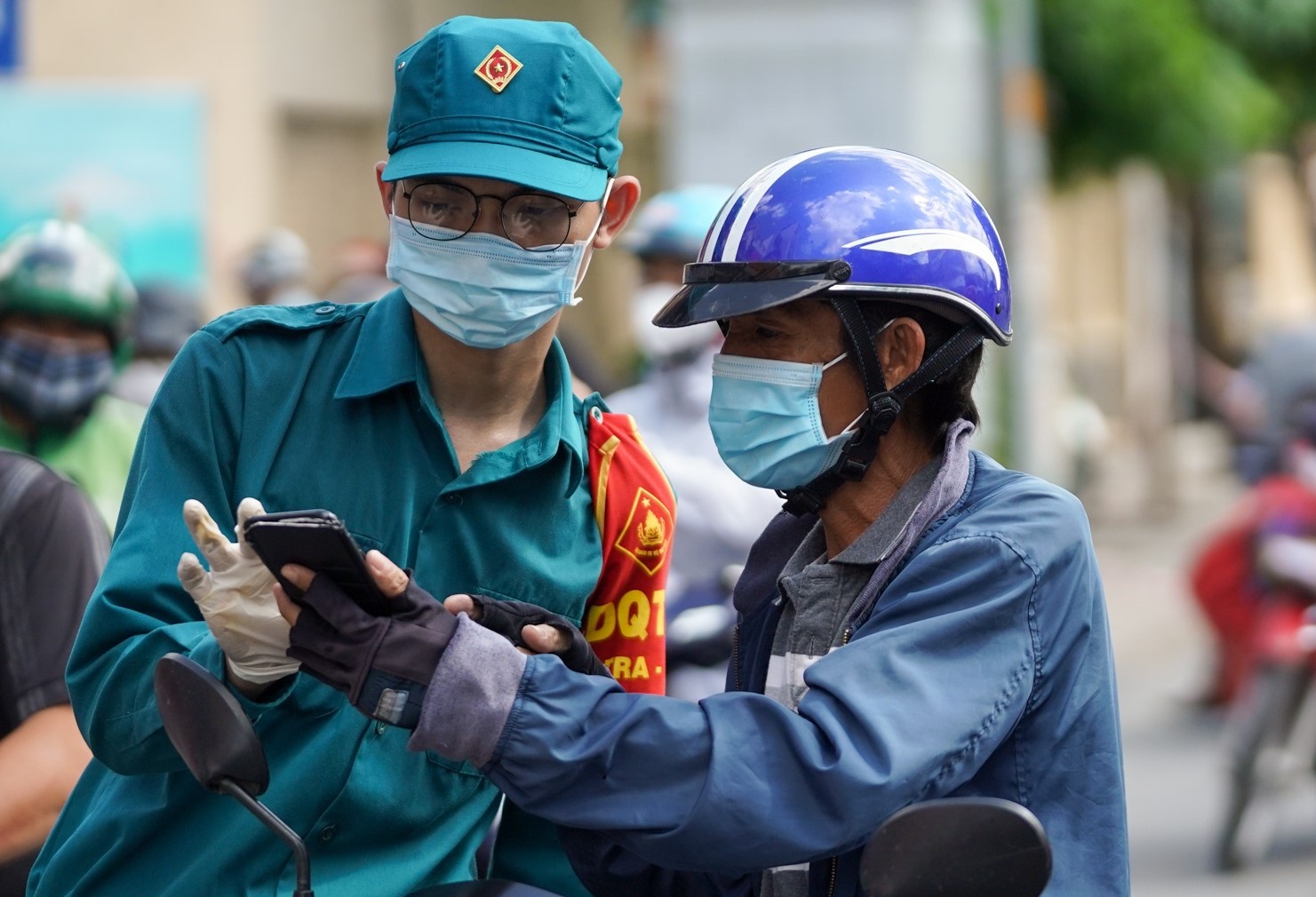 Nguoi dan phai co ma QR di chuyen noi dia khi qua chot o TP.HCM hinh anh