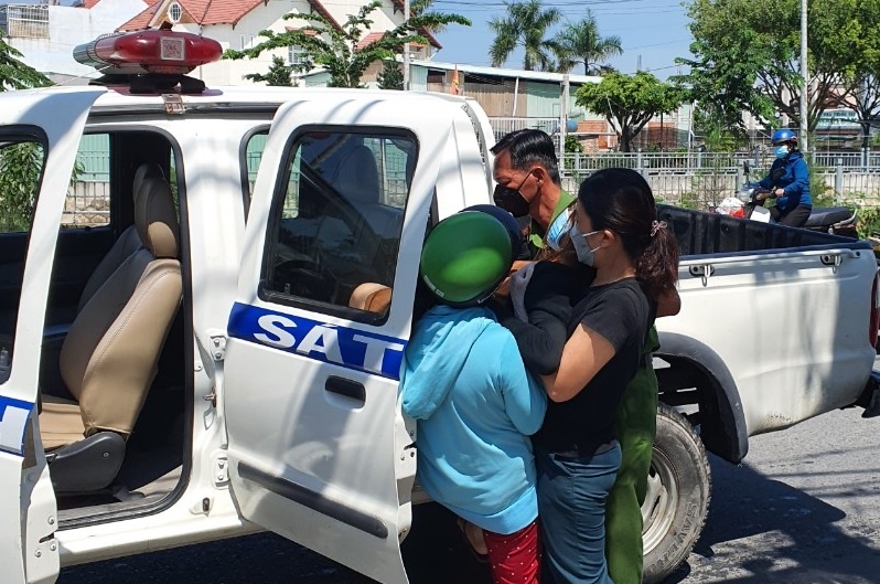 Nguoi phu nu o TP.HCM ha sinh be trai tren xe canh sat hinh anh