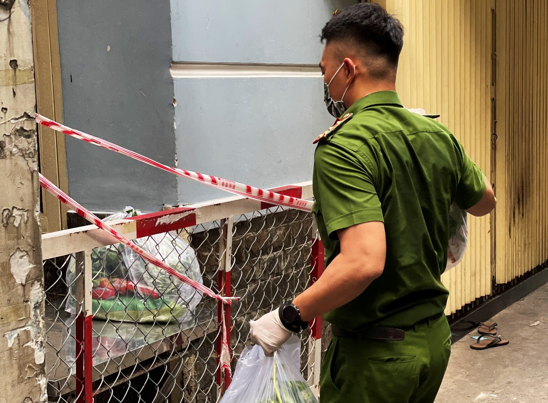 Cong an TP.HCM tiep te 6 tan gao cho nguoi gap kho khan vi dich benh hinh anh