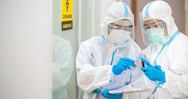 Canh sat mac do bao ho khong che F0 danh cha me hinh anh