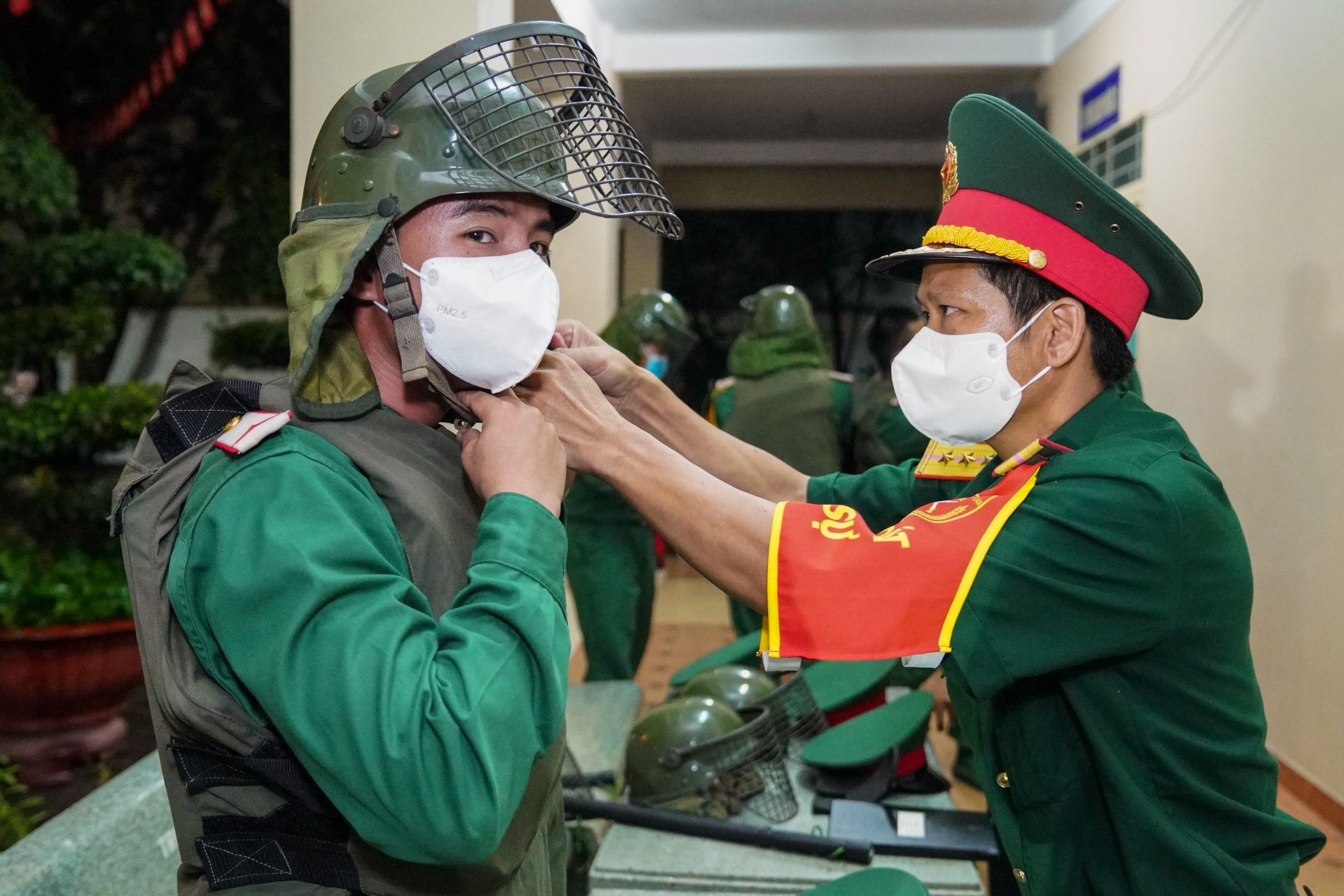 Quan doi, canh sat tuan tra giua khuya o TP.HCM hinh anh