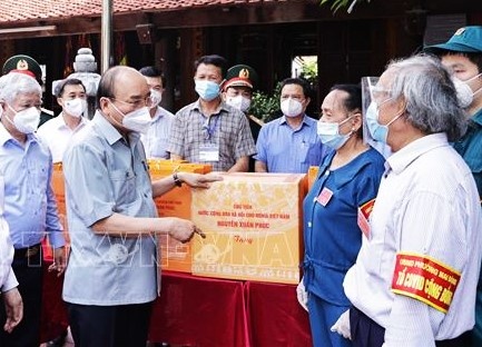 Chu tich nuoc yeu cau khen thuong nhung tam guong chong dich hinh anh