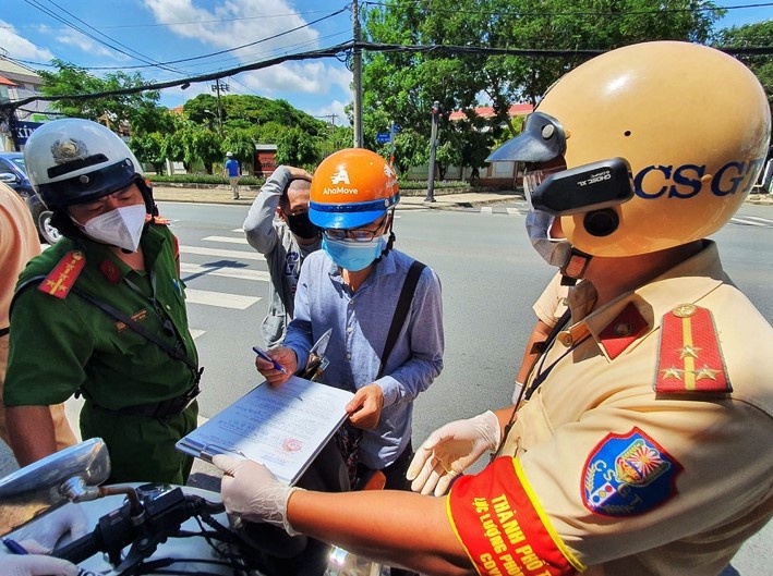 CSGT TP.HCM canh bao tinh trang dung giay di duong khong dung muc dich hinh anh