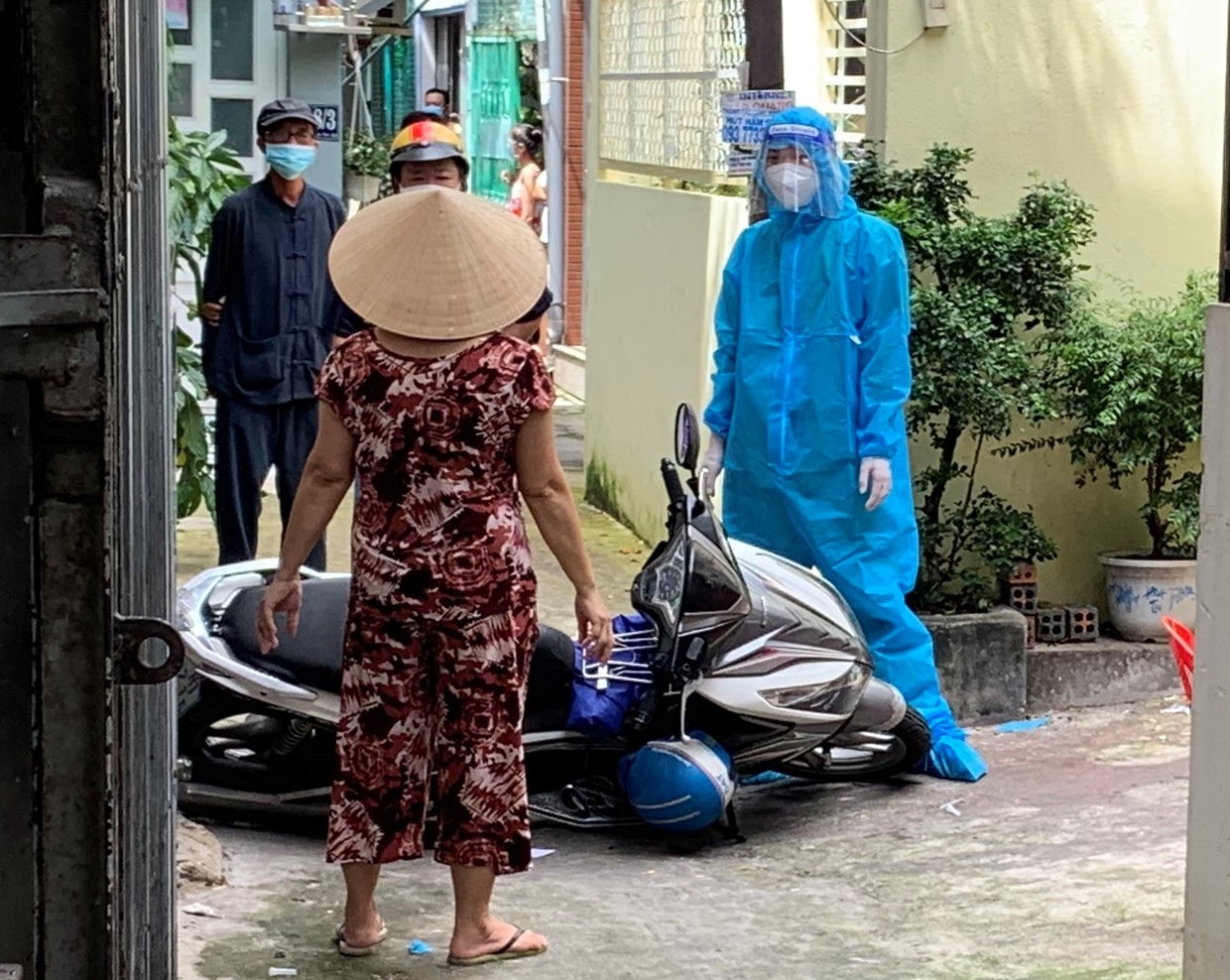 Nguoi dan xo xat voi nhan vien y te o TP.HCM hinh anh