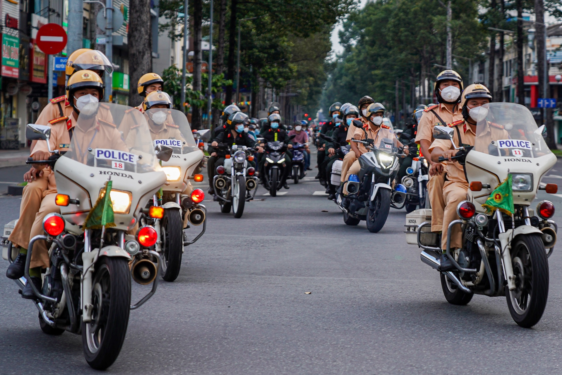 Canh sat TP.HCM tuan tra trong ngay dau noi long gian cach hinh anh