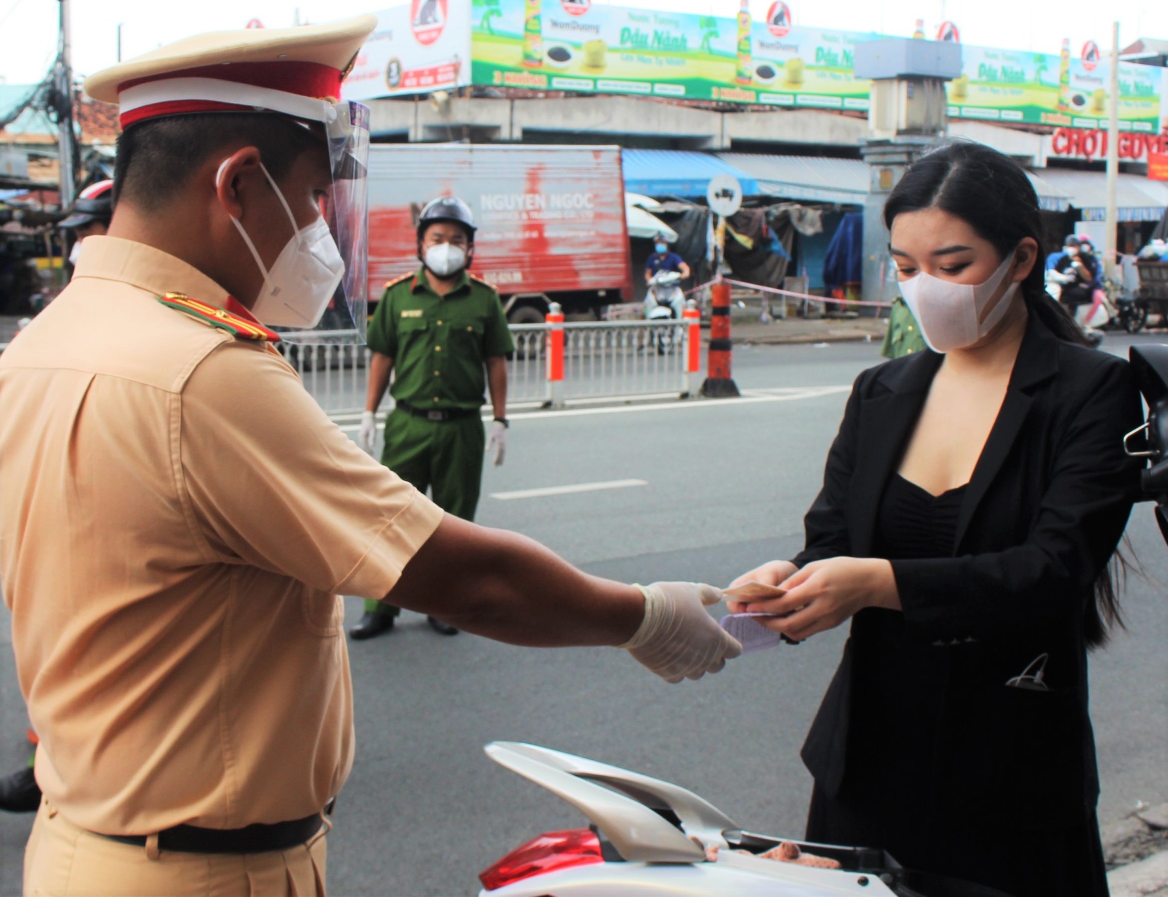 Công an TP.HCM kiểm tra ngẫu nhiên ảnh 6 Cong an TP.HCM kiem tra ngau nhien anh 6