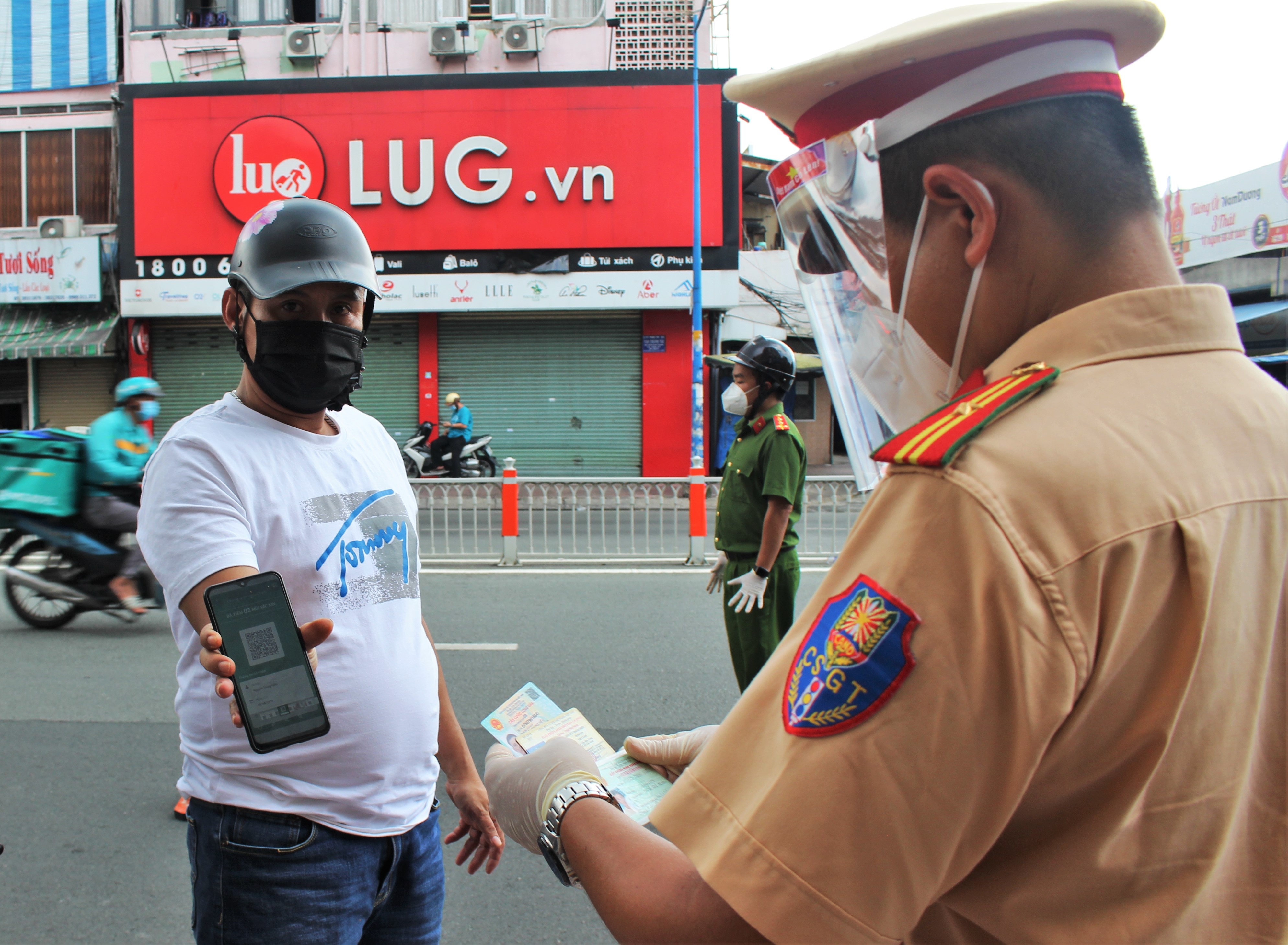 Nguoi dan TP.HCM xuat trinh 'the xanh' khi canh sat kiem tra hinh anh