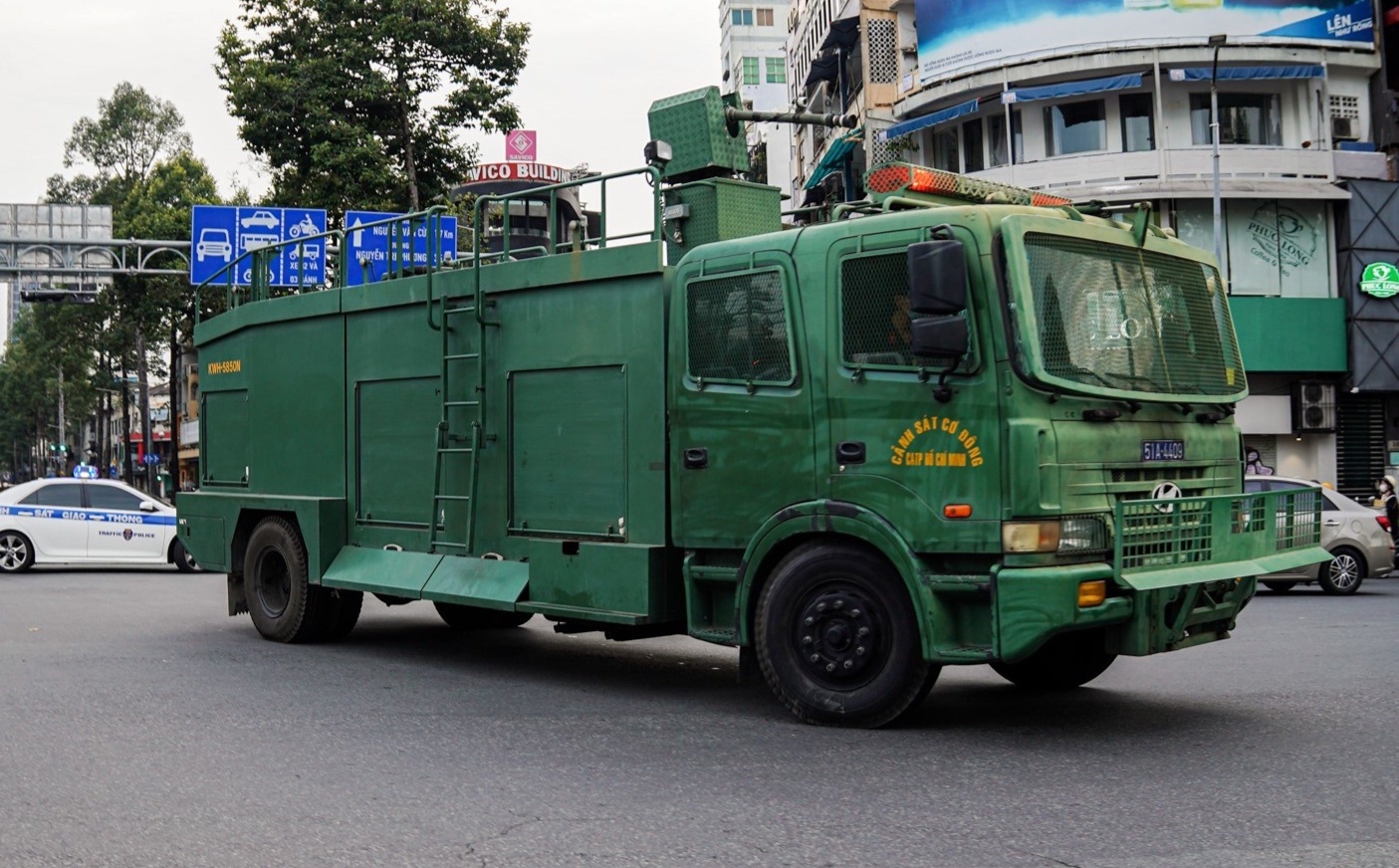 Xe dac chung tuan tra tren duong pho TP.HCM hinh anh