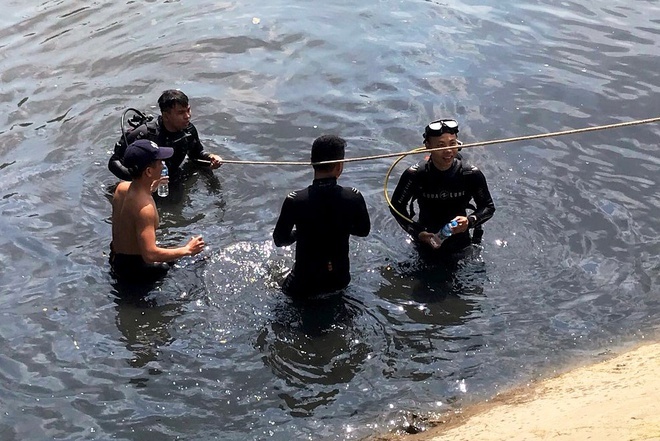 Canh sat lan tim thi the nguoi duoi kenh Tau Hu hinh anh