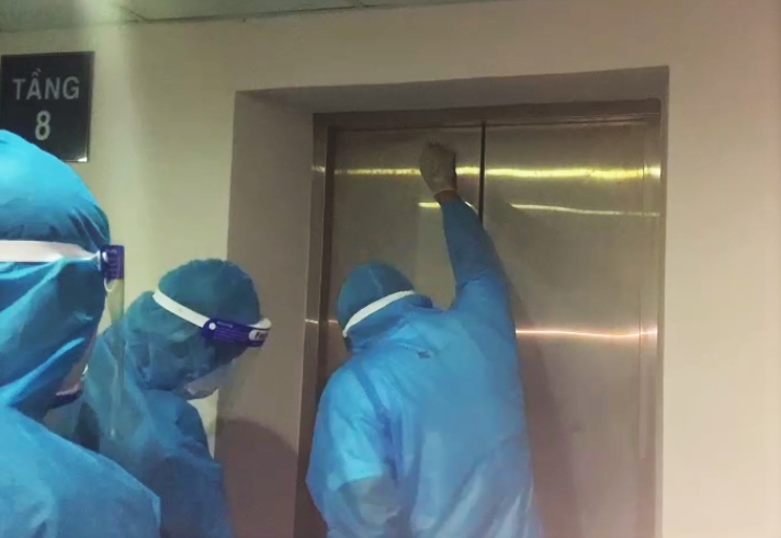 Nam thanh nien mac ket trong thang may tai benh vien da chien hinh anh