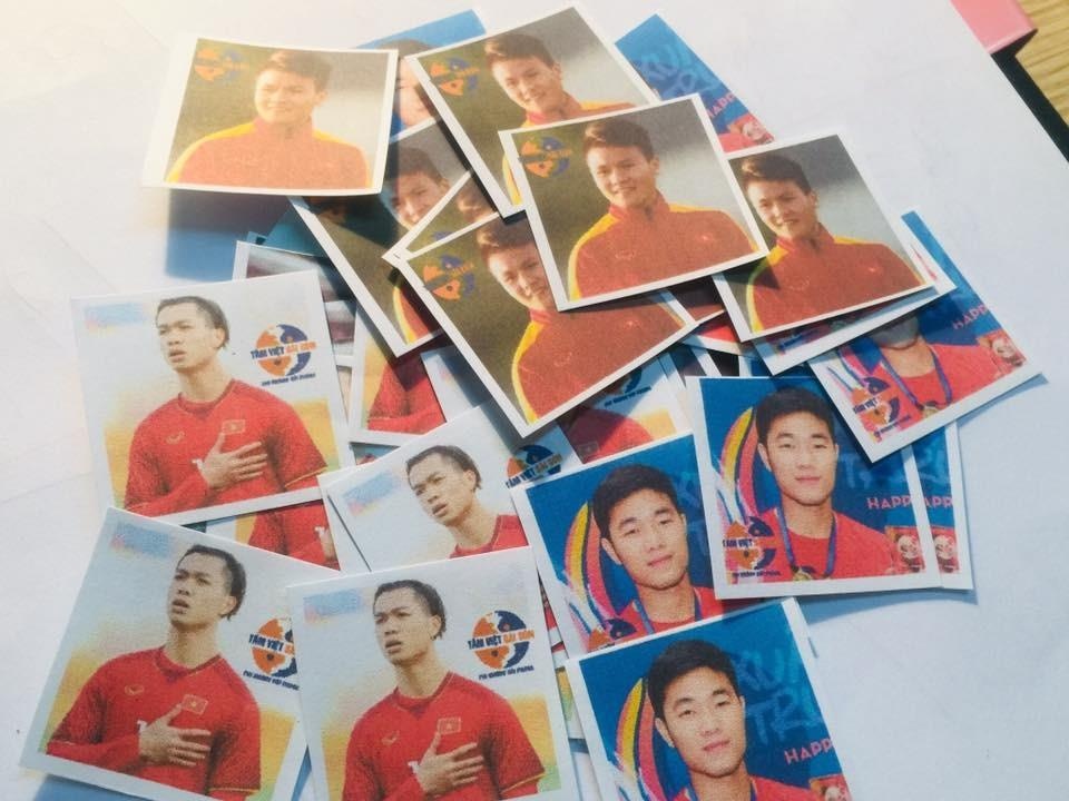 Co giao 9X in hinh DT Viet Nam len sticker tich diem cho hoc tro hinh anh
