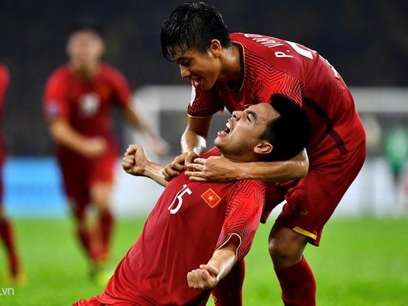 Dan mang Han bat binh voi phan quyet cua trong tai bat tran chung ket hinh anh