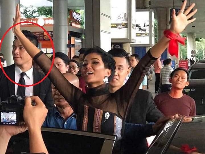 Anh chang mac vest den dien trai trong doan don H'Hen Nie la ai? hinh anh