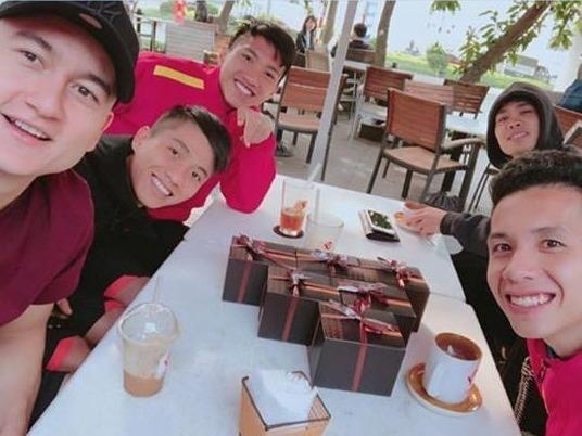 Cong Phuong don Noel ben tuyen Viet Nam, Dinh Trong doi di ban buoi hinh anh