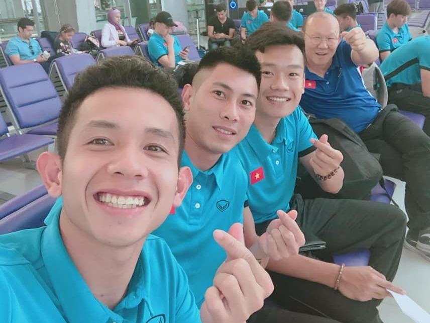 Tuyen thu Viet Nam dang anh len duong sang Qatar tap huan hinh anh