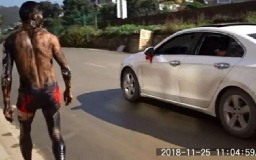 Chu re Trung Quoc bi ban be hanh ha trong ngay cuoi hinh anh