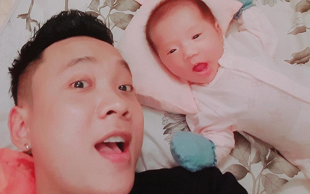 Ca si JustaTee nhay cung con gai trong le Giang sinh hinh anh