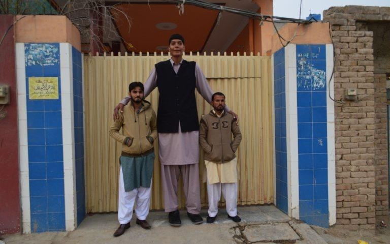 9X Pakistan khong the tim duoc ban gai vi cao 2,43 m hinh anh