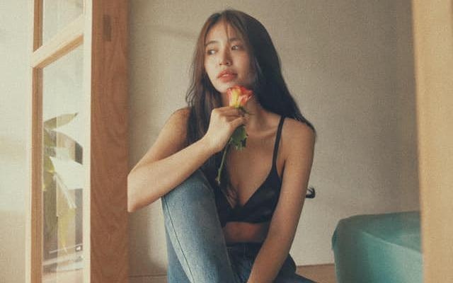 Hot girl Man Tien chup anh goi cam don sinh nhat tuoi 22 hinh anh