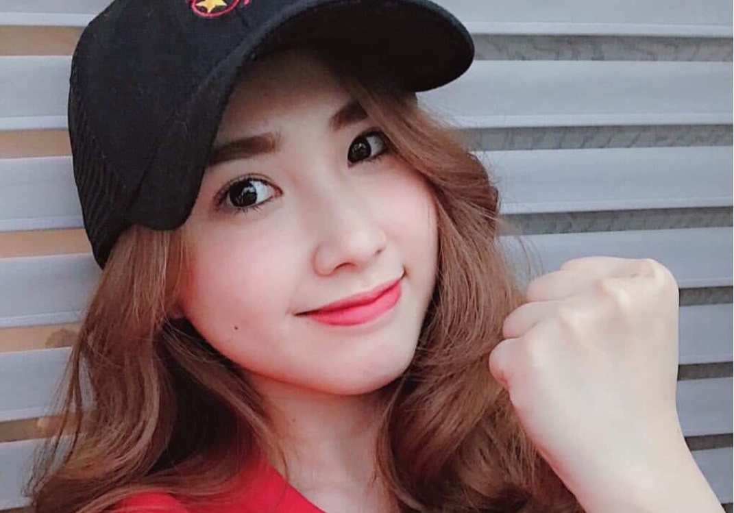 Ban gai cau thu chuc mung doi tuyen Viet Nam vao tu ket Asian Cup hinh anh