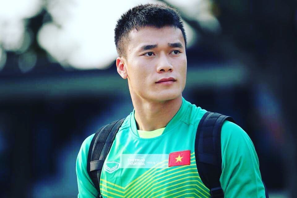 Thu mon Bui Tien Dung: Tham lang qua hai giai dau de cho ngay toa sang hinh anh