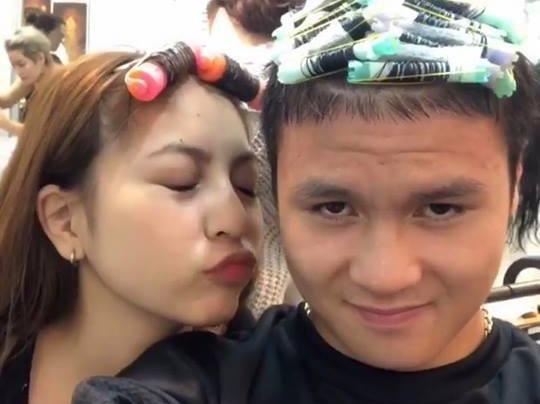 Quang Hai cung ban gai di lam toc don Tet ngay sau ngay ve nuoc hinh anh