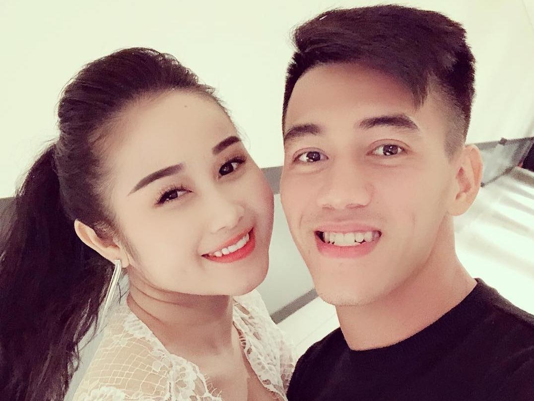 Cau thu tuyen Viet Nam hen ho ngay voi ban gai sau khi ve nuoc hinh anh