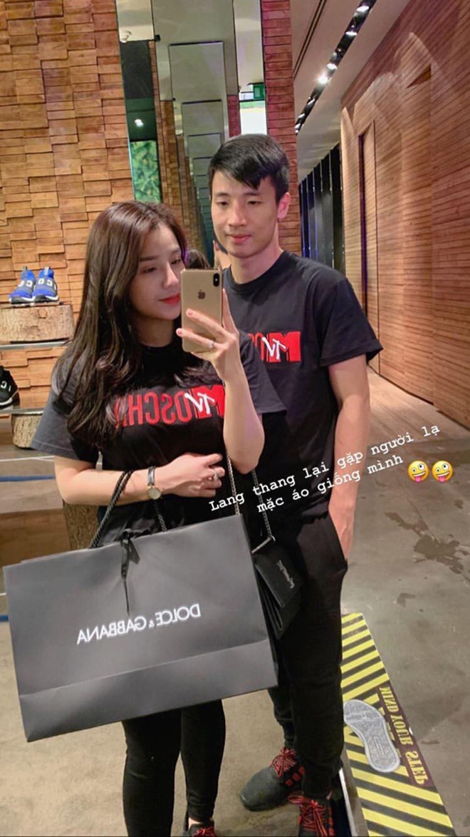 cau thu tuyen Viet Nam ben ban gai anh 8