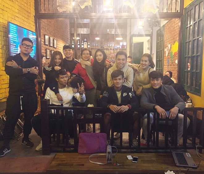 cau thu tuyen Viet Nam ben ban gai anh 1