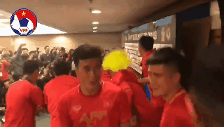 Thu mon Bui Tien Dung cung dong doi an mung chuc vo dich AFF Cup 2018 hinh anh