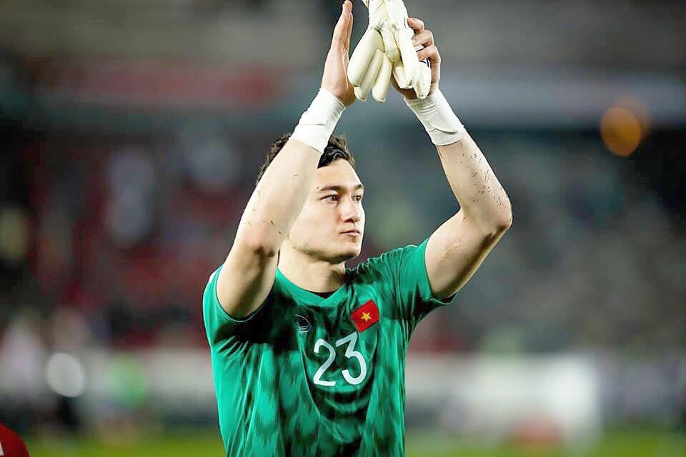 Dang Van Lam va ban gai tin don anh 1