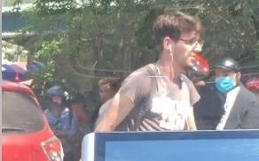 Chang Tay dien trai giup nguoi dan phan lan duong len Tam Dao hinh anh