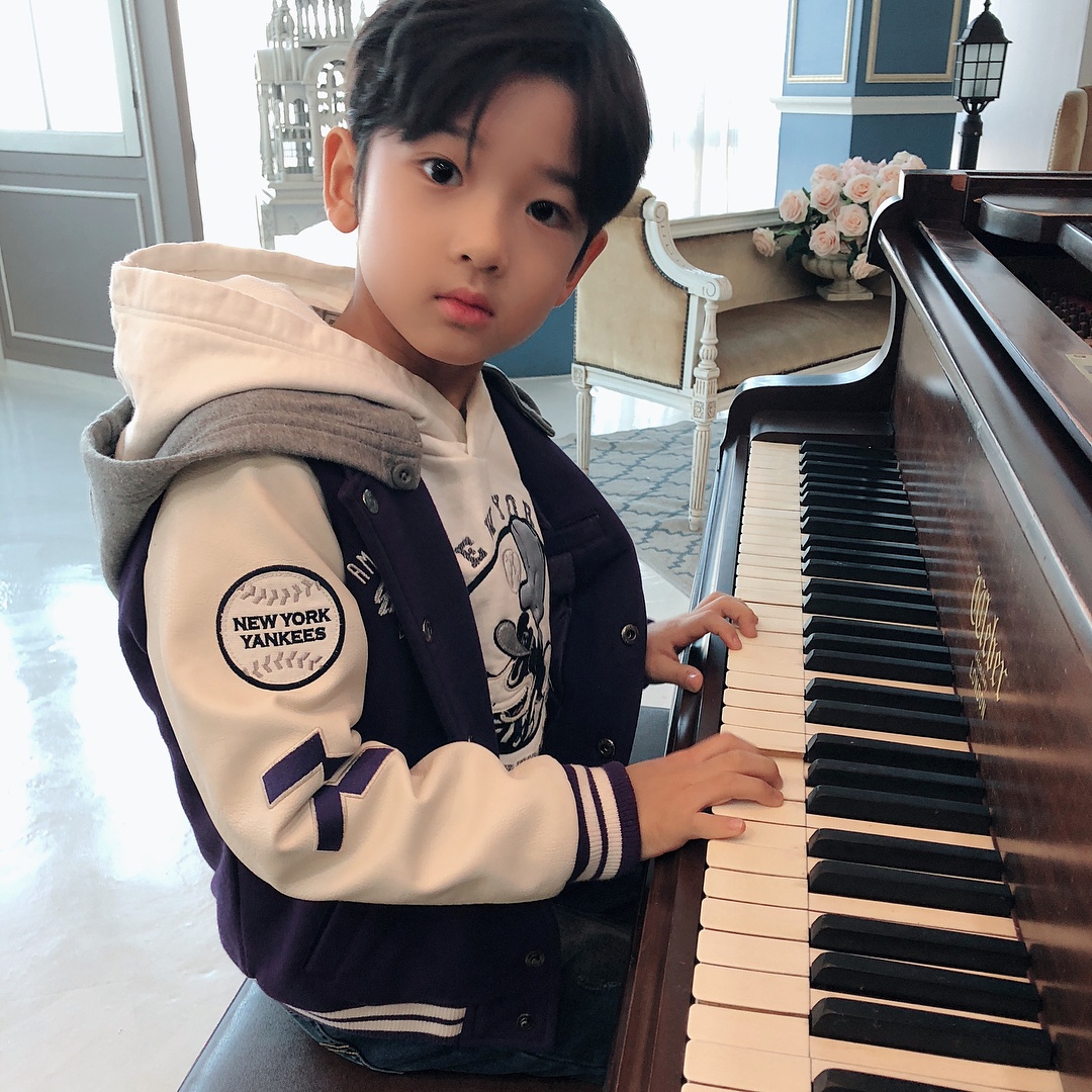 be trai han quoc chup anh cung cong phuong anh 12