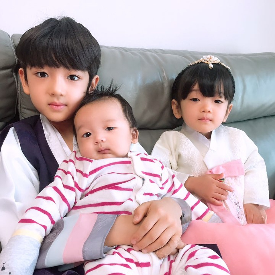 be trai han quoc chup anh cung cong phuong anh 13