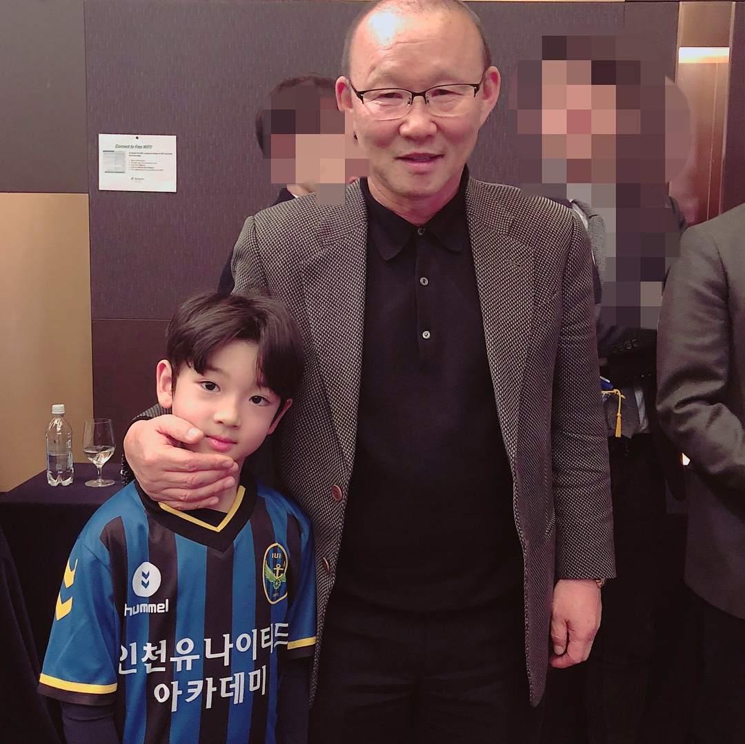 be trai han quoc chup anh cung cong phuong anh 4