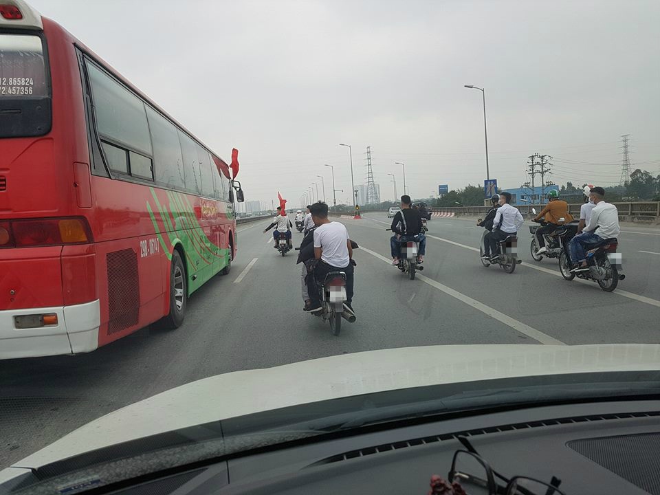 đi xe máy lên đường vành đai 3 tiễn người nhập ngũ ảnh 2 di xe may len duong vanh dai 3 tien nguoi nhap ngu anh 2