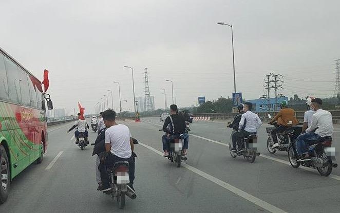 Nhom thanh nien lang lach, tat dau oto tien ban len duong nhap ngu hinh anh