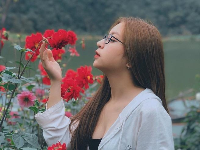 Ban gai Quang Hai mac sexy hat nhep ca khuc 'Nhu loi don' hinh anh