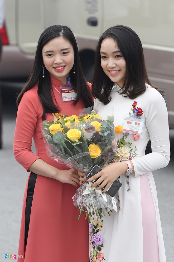 nữ sinh tặng hoa ông Tập Cận Bình ảnh 1 nu sinh tang hoa ong Tap Can Binh anh 1