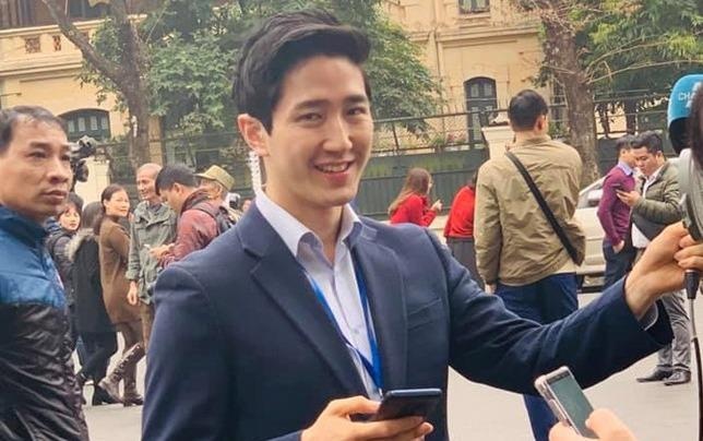 Nam phong vien Han tang follow nhanh chong, fan Viet vao khen dep trai hinh anh