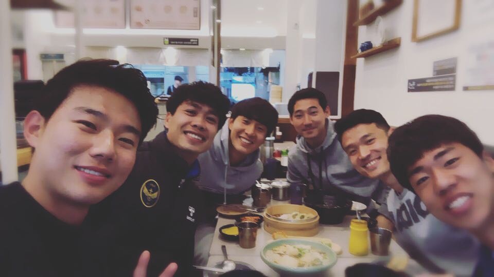 cau thu Viet Nam tang qua 8/3 anh 8