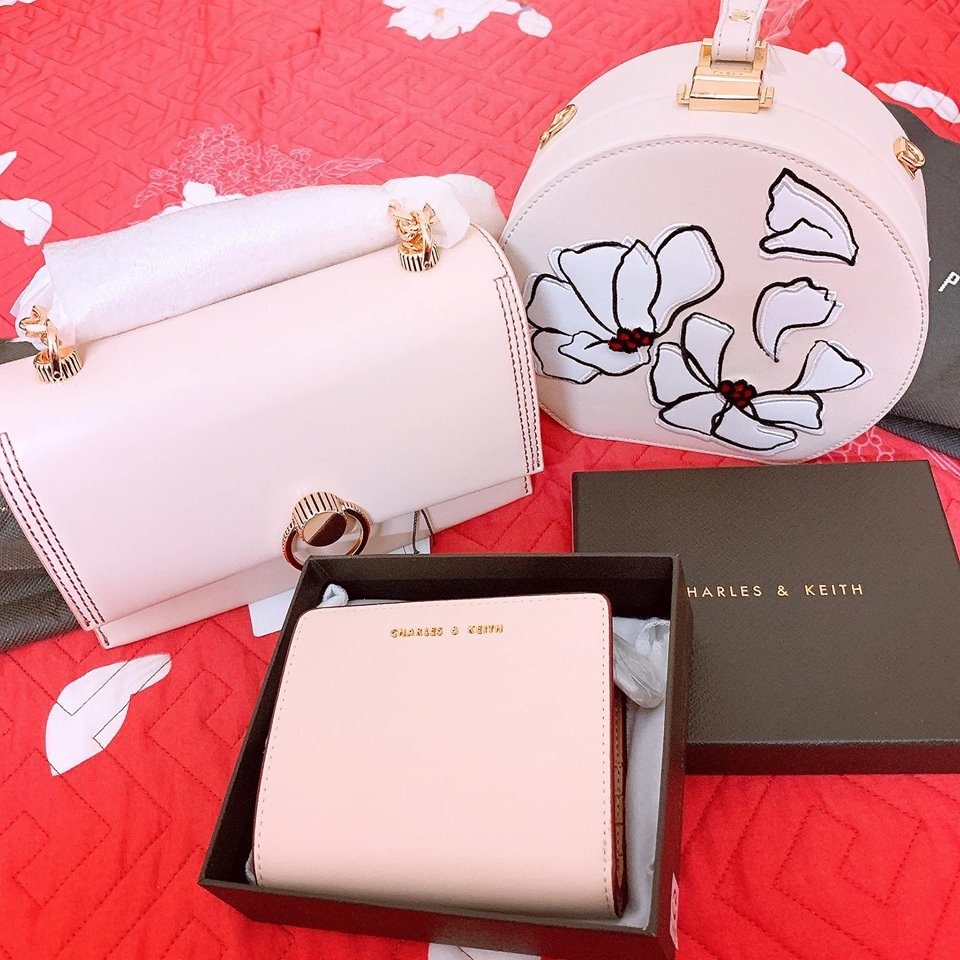 cau thu Viet Nam tang qua 8/3 anh 1