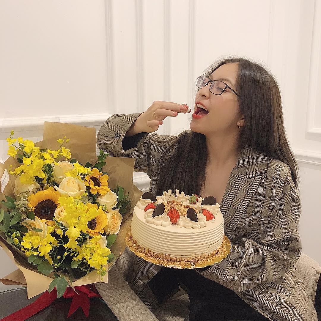 cau thu Viet Nam tang qua 8/3 anh 4