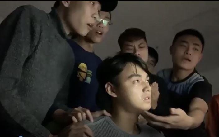 Chang trai duoc nhom ban 'dong ca' hat de an ui that tinh hinh anh